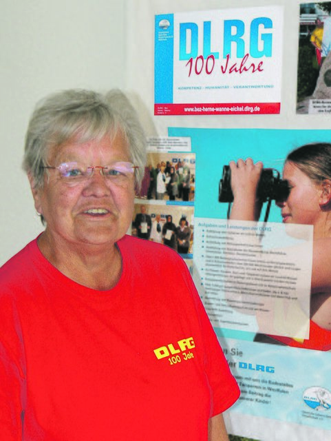 „Ganz ohne DLRG geht nicht.“ Ursel Müller, bis Februar Vorsitzende der Ortsgruppe Wanne-Eickel, ist jetzt Sprecherin des Bezirks. Samstag macht eine Bootsstaffel zum 100. Geburtstags des Verbandes Station an der Herner Rettungswache. Foto: Erler