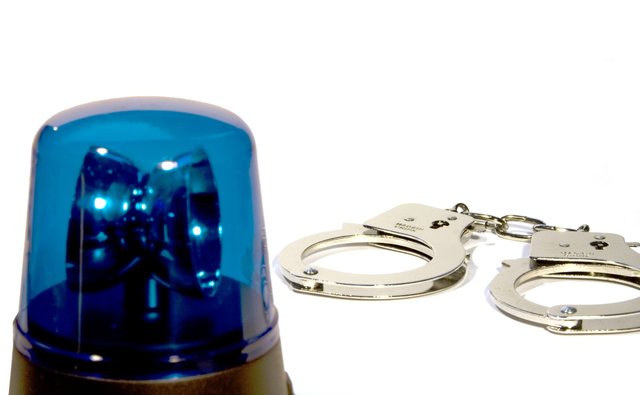 Die Polizei sucht zwei Räuber.