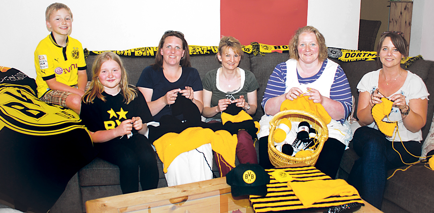 Alle für den BVB : v.l. Maurice (9) und Jennifer Schulte (12), Nina Straube, Heike Linke, Anja Schulte und Cher Filippin. Die Aktion ist auch für den Weltrekord angemeldet Foto: Pielorz