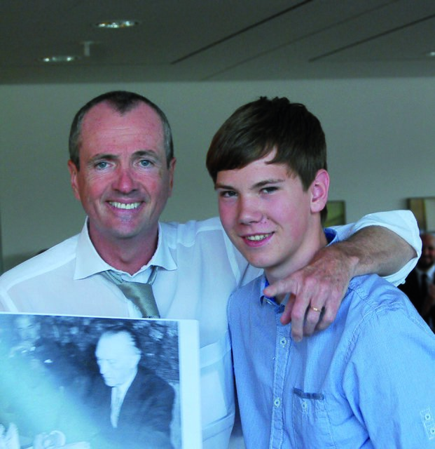 Nach seinem Vortrag ließ sich Philip D. Murphy gut gelaunt mit den Jugendlichen fotografieren - zur Freude von Christoph (9c), der Murphy cool fand.