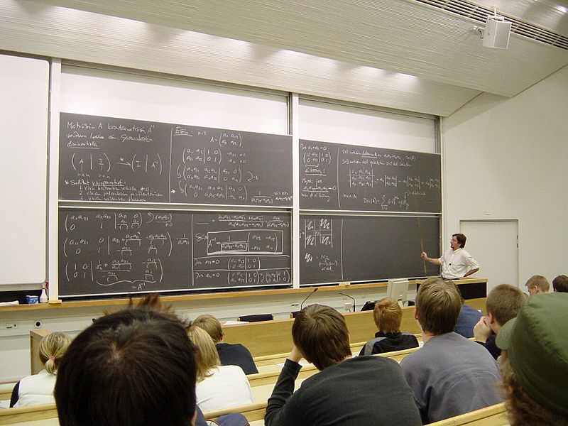 Oldschool - Vorlesung mit Tafel und Kreide, Online-Universität funktioniert mit Smartphone und Tablet-PC.