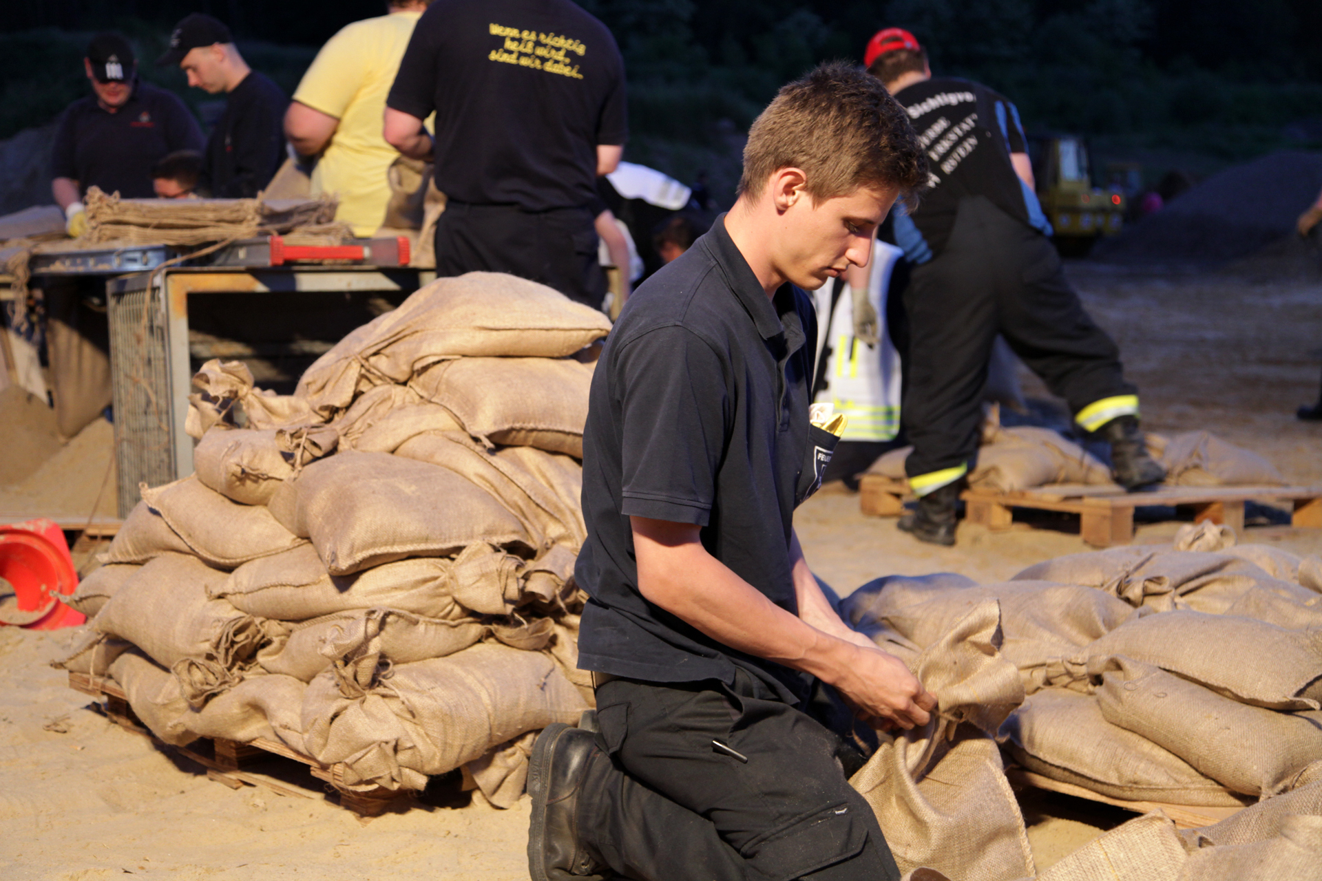 Knoten zu, fertig ist der Sandsack.