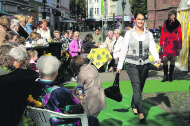 Ab 12.15 Uhr findet eine Open-Air-Modenschau statt.