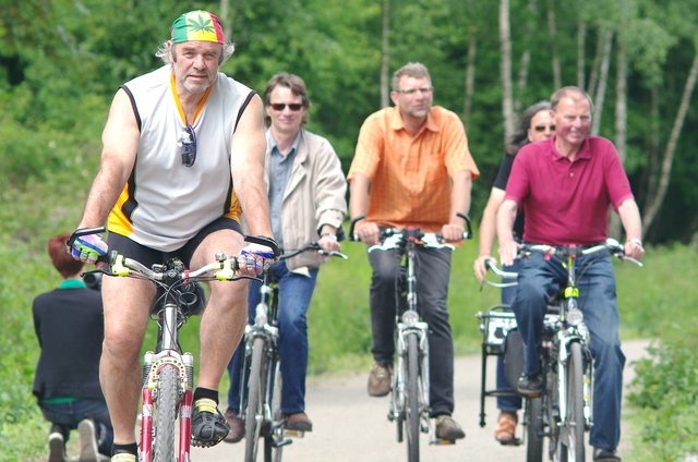 Dieses Foto aus dem Jahr 2010 beweist, dass beim aGEnda21-Büro die Mobilität schon immer ein wichtiges Thema war. Das Foto entstand bei der Vorstellung der neuen Fahrradkarte, die der Arbeitskreis Verkehr der aGEnda 21 herausgegeben hat. Die Verantwortlichen für die Radkarte GEradelt, Peter Bruckmann, Niels Funke, Friedhelm Inhoff, Wolfgang Kowalski, Michael Lembke, Werner Rybarski und Heinz Schwiderski, schwangen sich bei der Vorstellung für die Fotografen gerne aufs eigene Drahtross. Foto: Ralf Natterman