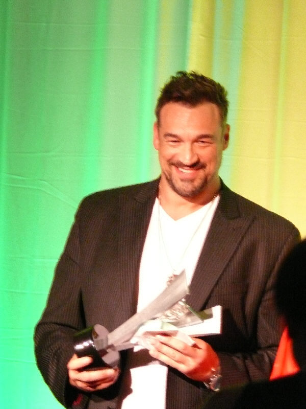 Aleks Paunovic ("Arctic Air") überreicht einen der begehrten Preise.
