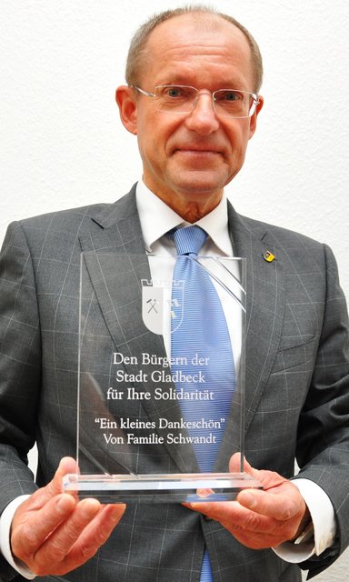 „Den Bürgern der Stadt Gladbeck für Ihre Solidarität - Ein kleines Dankeschön von Familie Schwandt“ - so lautet die Inschrift der Dankestafel, die Bürgermeister Ulrich Roland für alle Gladbecker in Empfang nahm.