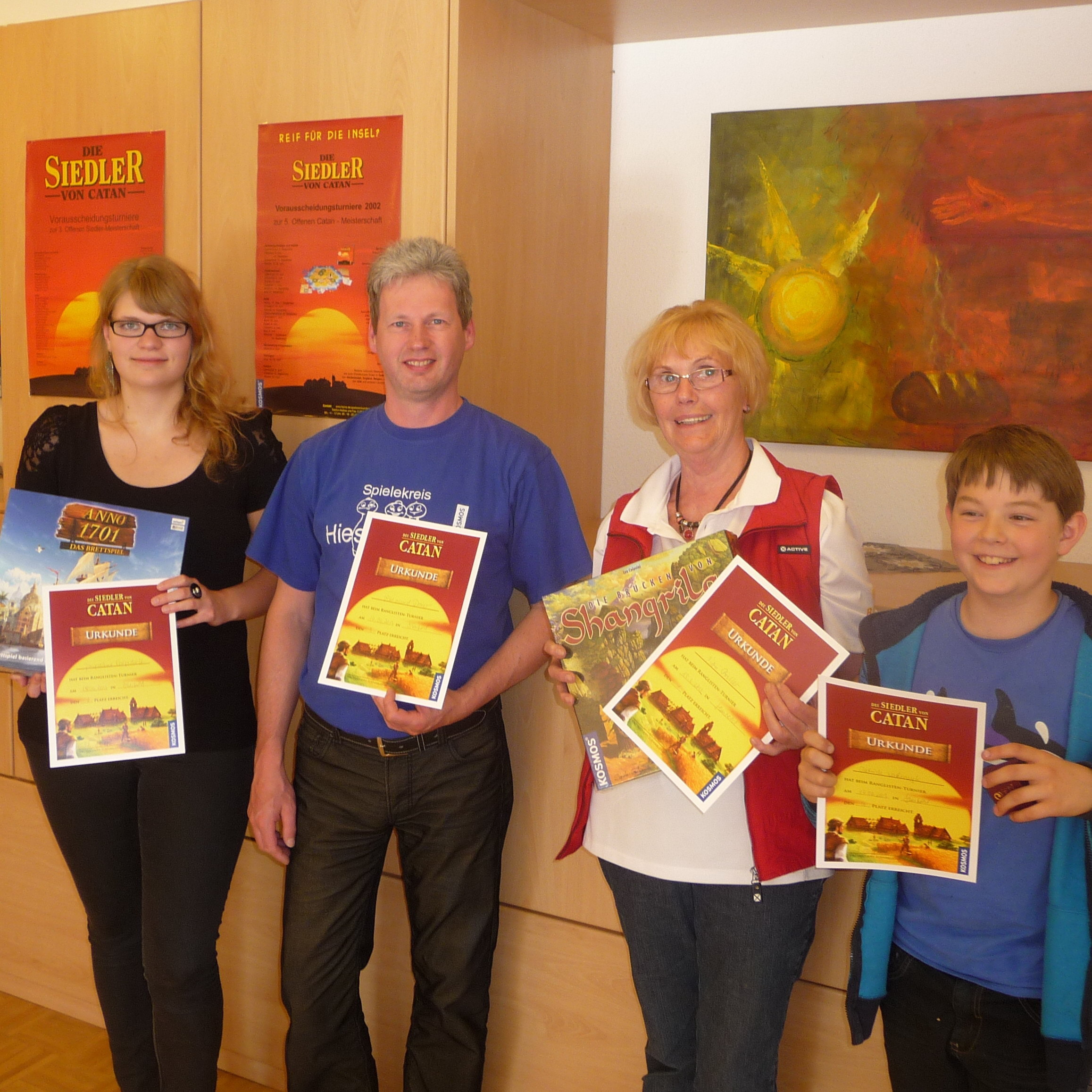 Die strahlenden Sieger beim Ranglistenturnier in Hiesfeld: Platz 1 für Rosi Preller (Zweite von rechts), Platz 2 für Jacqueline Lepperhoff (ganz links), Platz 3 für Raimund Dreier (Zweiter von links) und einer der beiden jüngsten Teilnehmer ganz rechts (Patrick mit einem Trostpreis für den letzten Platz).