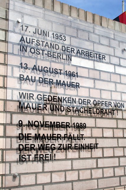 Die Gedenktafel am Bahnhof mit der Ergänzung.