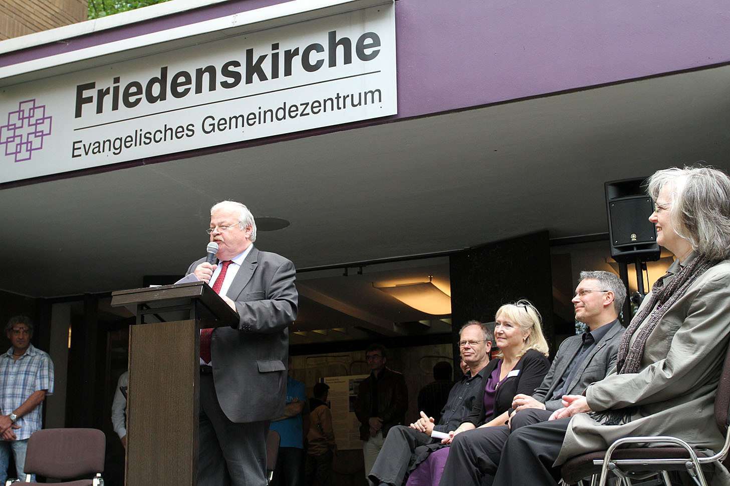 Friedenskirche wird Stadtteilzentrum.
Guntram Schneider (NRW-Integrationsminister) übernimmt Schirmherrschaft.