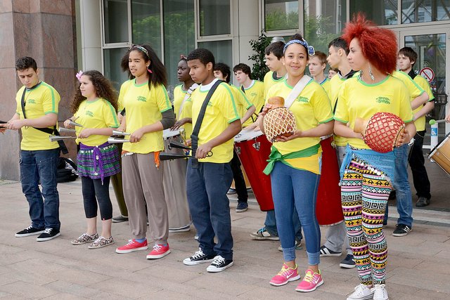 Begrüßt wurden die Radfahrer auf dem Friedensplatz von der Trommelgruppe der Gesamtschule Gartenstadt. | Foto: Schmitz