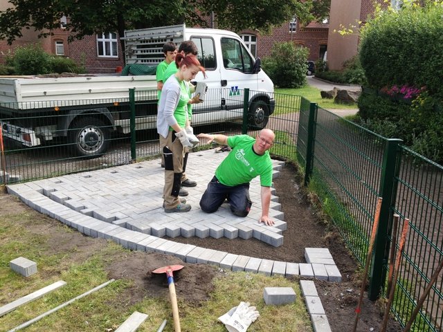 Pflastern will gelernt sein - Thomas kann es... | Foto: Duisburger Werkkiste