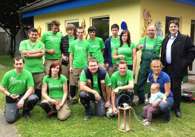 Stolz präsentiert Gruppe 2 ihr Ergebnis - ein frisch renoviertes Gartenhaus... | Foto: Duisburger Werkkiste