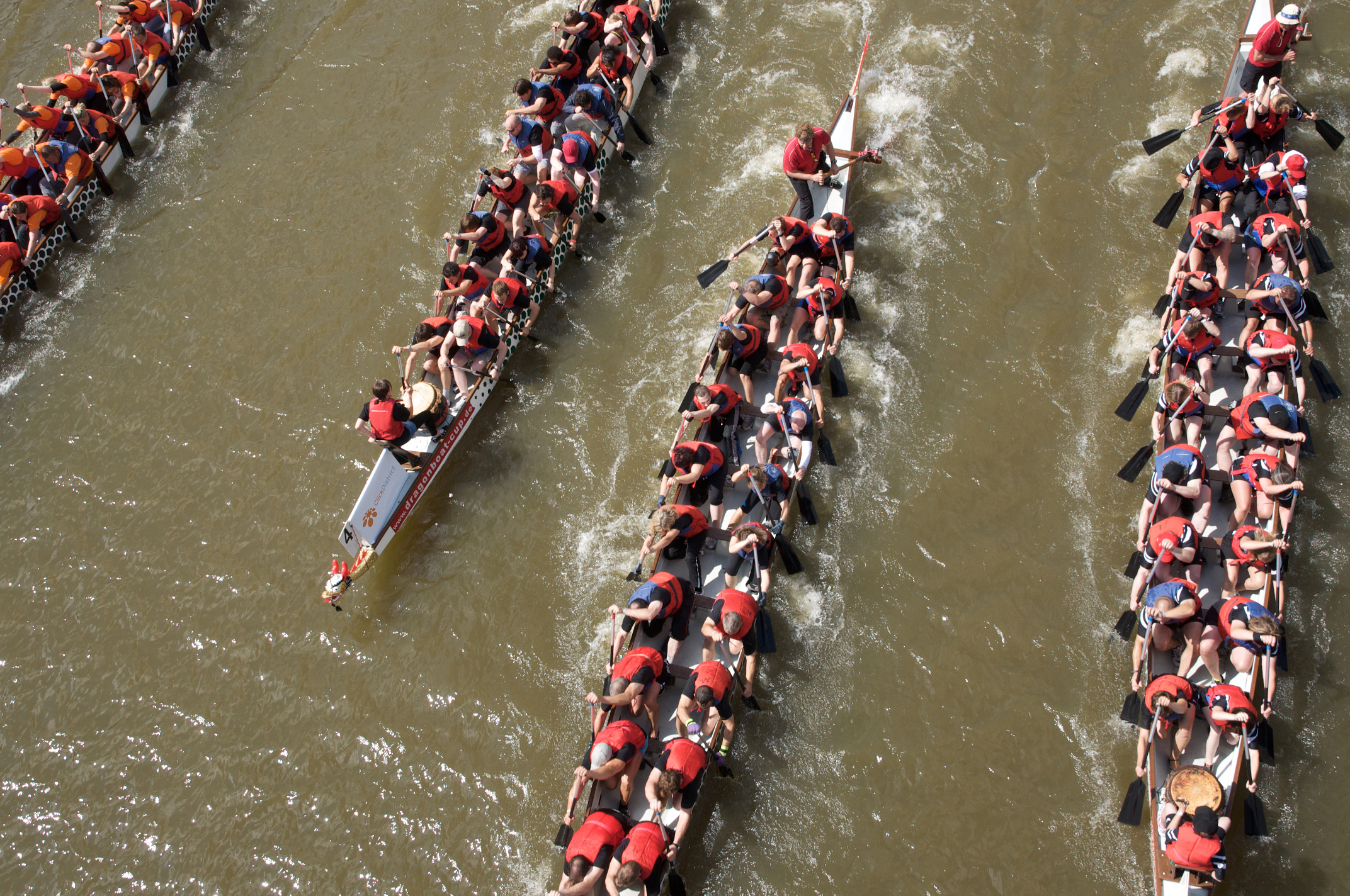 Drachenboot-Teams treten am Sonntag wieder gegeneinander an.
