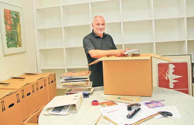 Leere Regale, volle Kartons: Walter Ollenik in seinem Büro. Foto: Römer