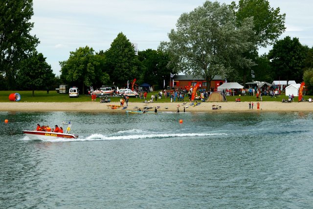 Das Veranstaltungsgelände von der Wasserseite aus.