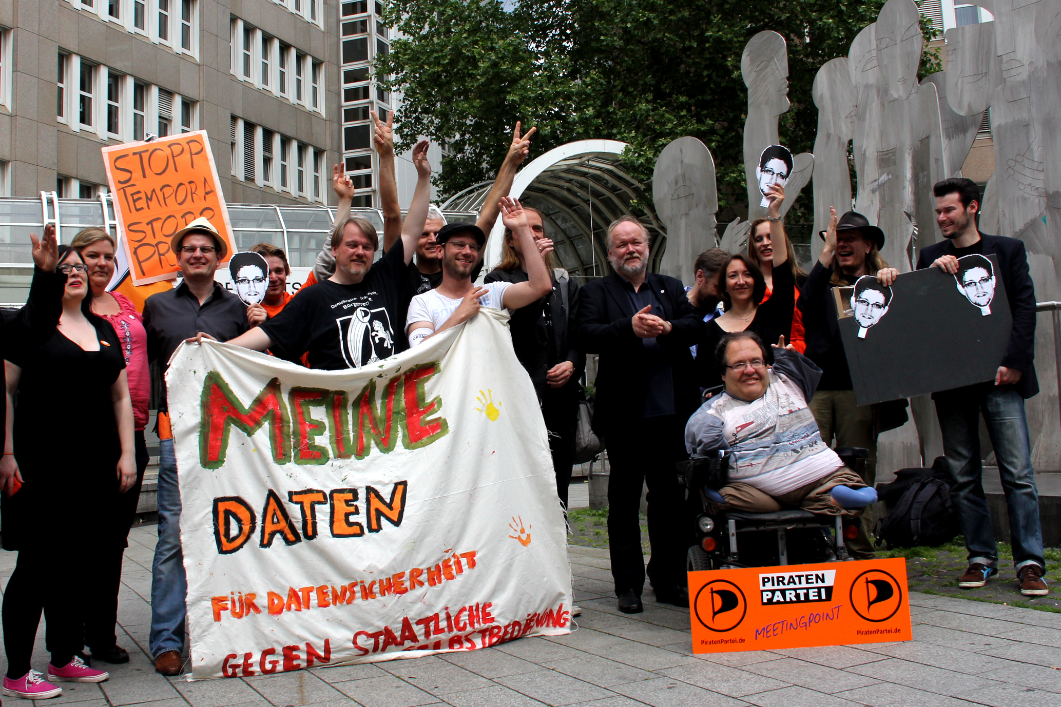 PRISM-DEMO-Düsseldorf-22-06-2013 / Piratenfraktion, Landesvorstand und Bundestagskandidaten Foto: KOMPASS-be-him CC-BY NC ND