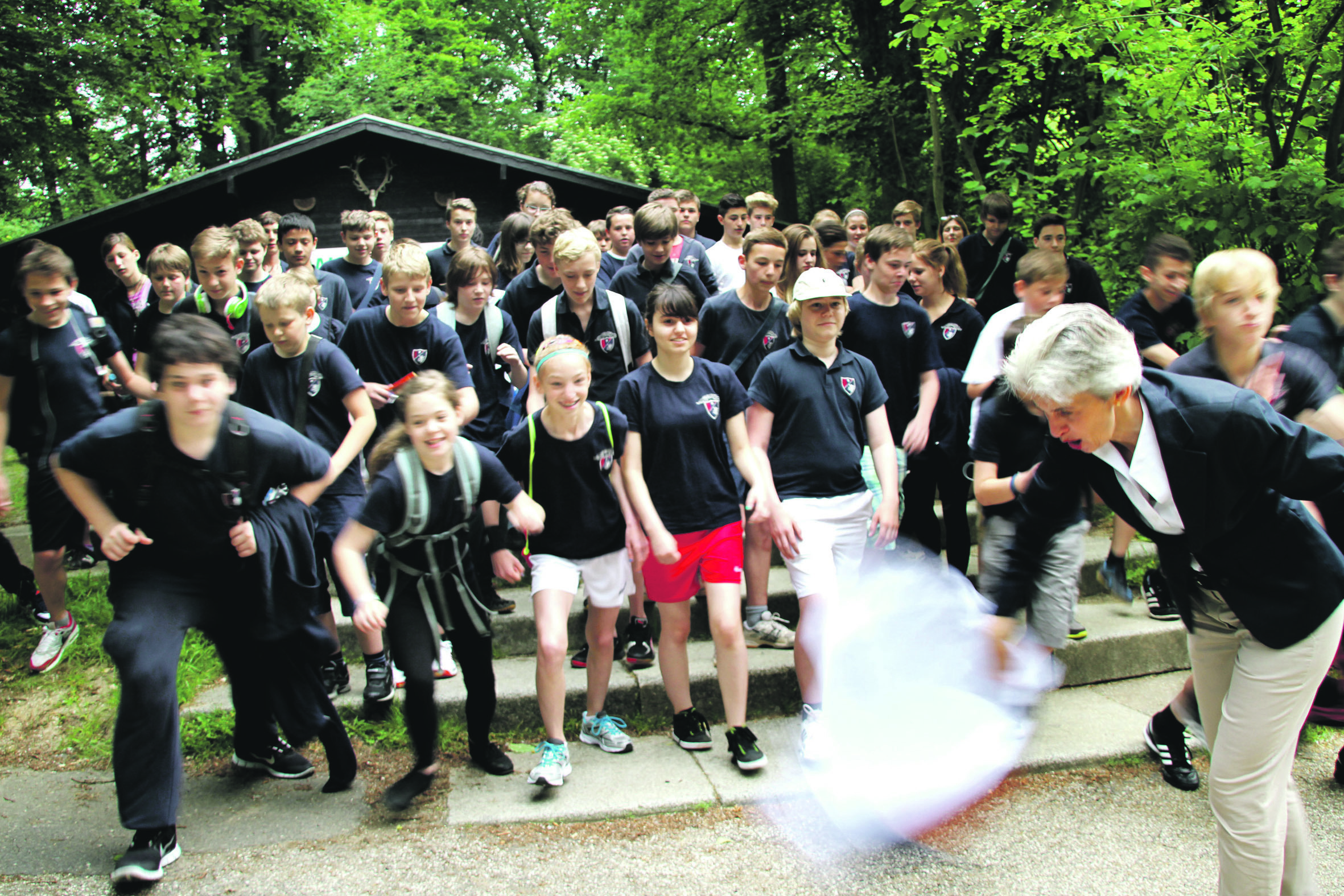 Auf die Plätze, fertig, los! Bürgermeisterin Dr. Marie-Agnes Strack-Zimmermann gibt den „Startschuss“ für den karitativen Lauf durch den Wilpark.