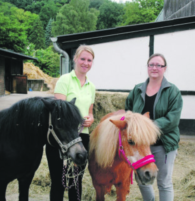 Mutter Petra Egemann (rechts) ist als Geschäftsführerin für die Belange des Reitvereins zuständig, währen sich Tochter Anna-Christin um die Reitschule des Hofs kümmert. Die beiden Shettys sind übrigens zwei von zurzeit sieben Schulpferden.