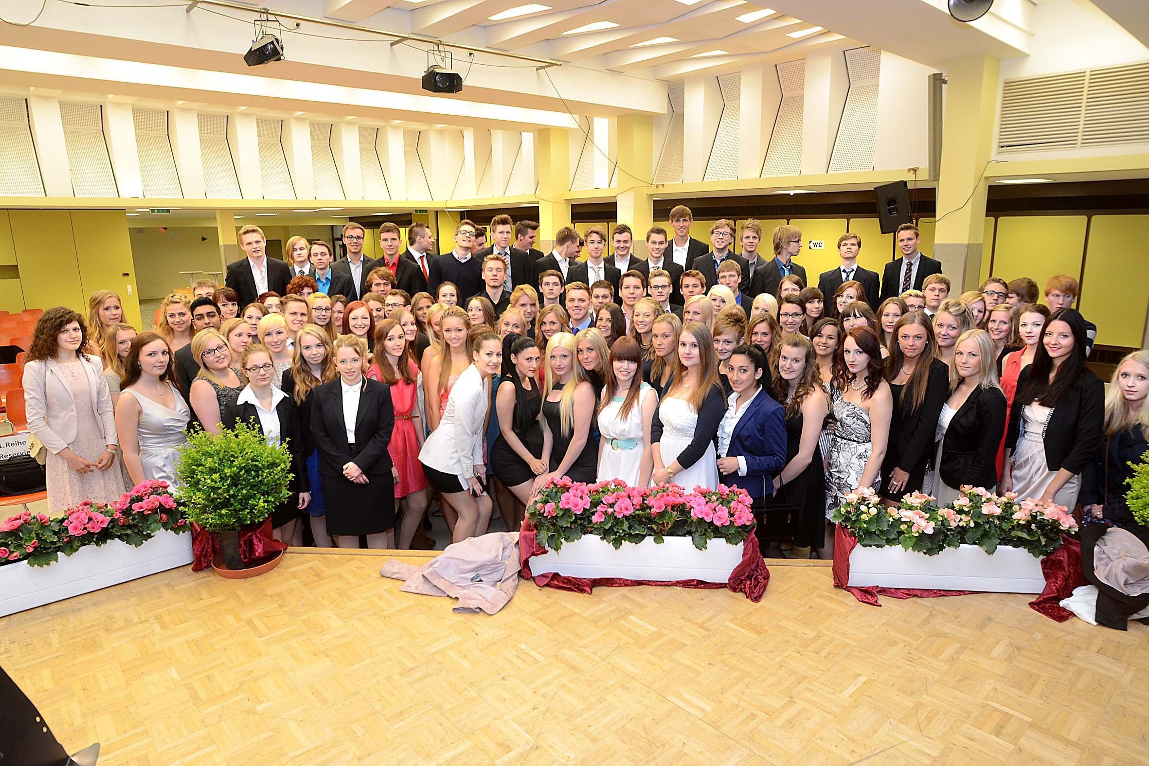 Draußen nervte der Dauerregen, deshalb stellte sich die IKG-Abiturientia drinnen in der Aula des Schulzentrums vor der Zeugnisausgabe zum obligatorischen Erinnerungsfoto auf.