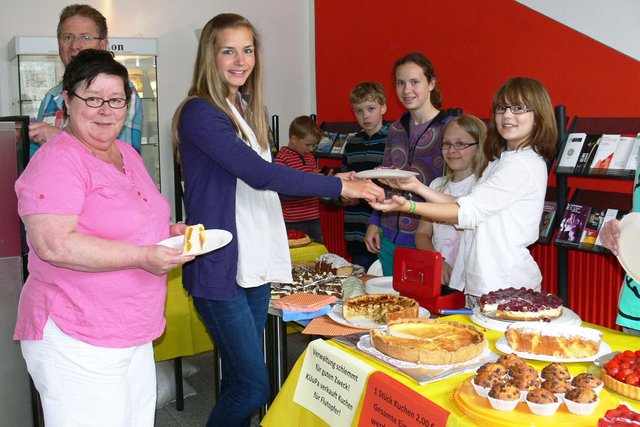 Das Kinder- und Jugendparlament verkaufte im Rathausfoyer Kuchen für einen guten Zweck.