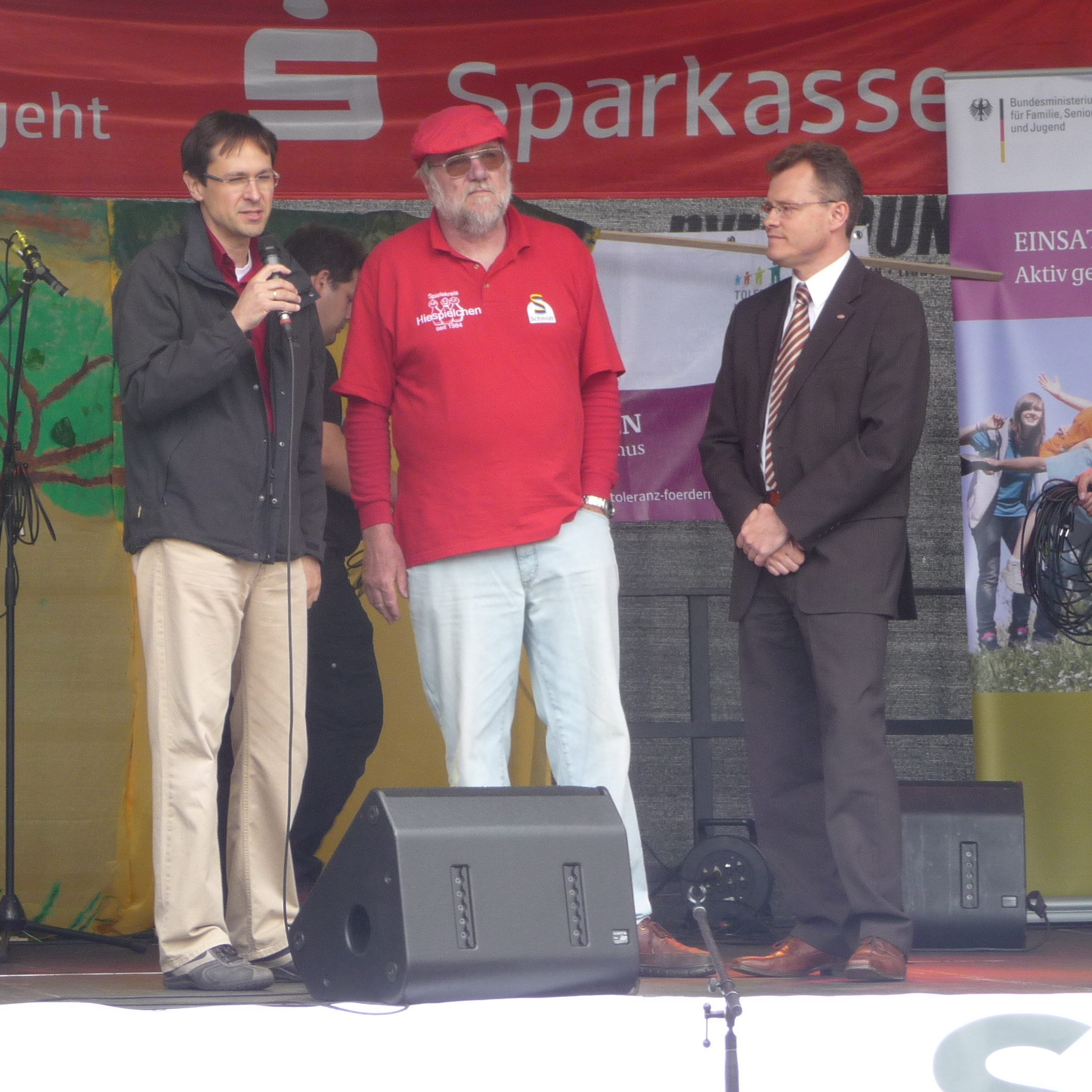 Der Moderator des Marktes der Vielfalt, Dr. Matthias Keidel, im Gespräch mit dem Bürgermeister Dr. Michael Heidinger und Hiespielchen Friedel Hoffmann.