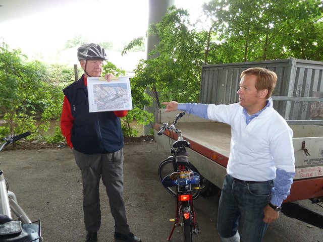 Zahlreich gezeigte Pläne ließen die Teilnehmer der Politischen Fahrradtour 2012 erahnen, wie der Bereich zwischen Kupferdreher Markt und Gewerbe-Wohnpark- Prinz-Friedrich zukünftig aussehen wird.