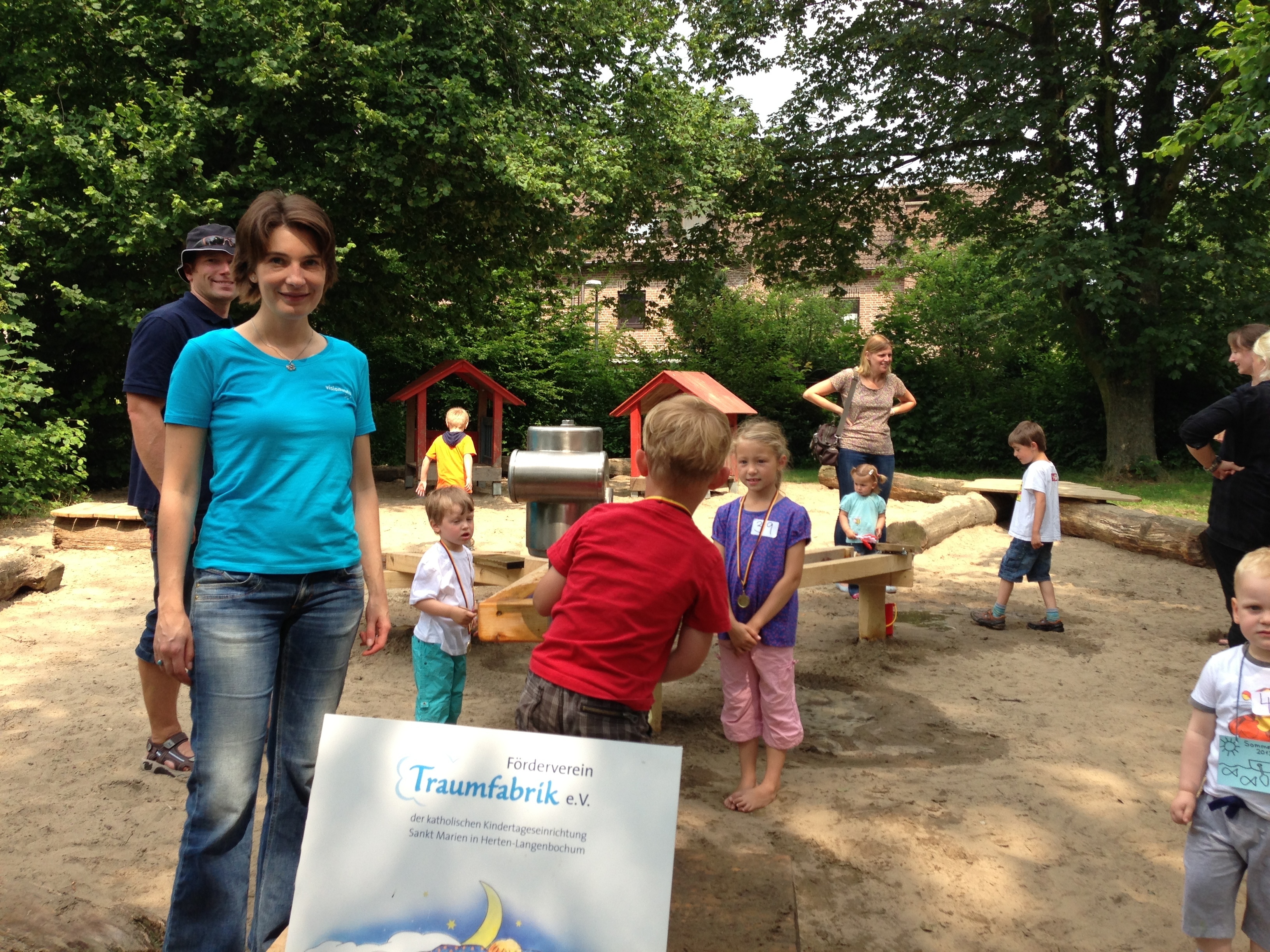 Der neue Wasserspielplatz wird gut angenommen: Katja Moseler / „visioneblu . Mediendesign“, freut sich mit den Kindern der Kindertageseinrichtung Sankt Marien in Herten-Langenbochum.