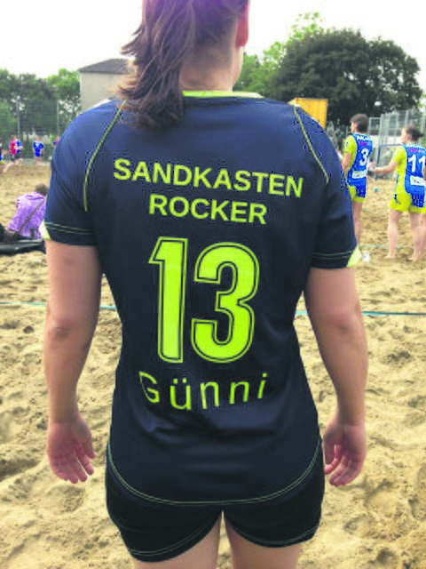 Jenny Güntner wagte mit ihren Teamkolleginnen den Abstecher aus der Halle in den Sand.