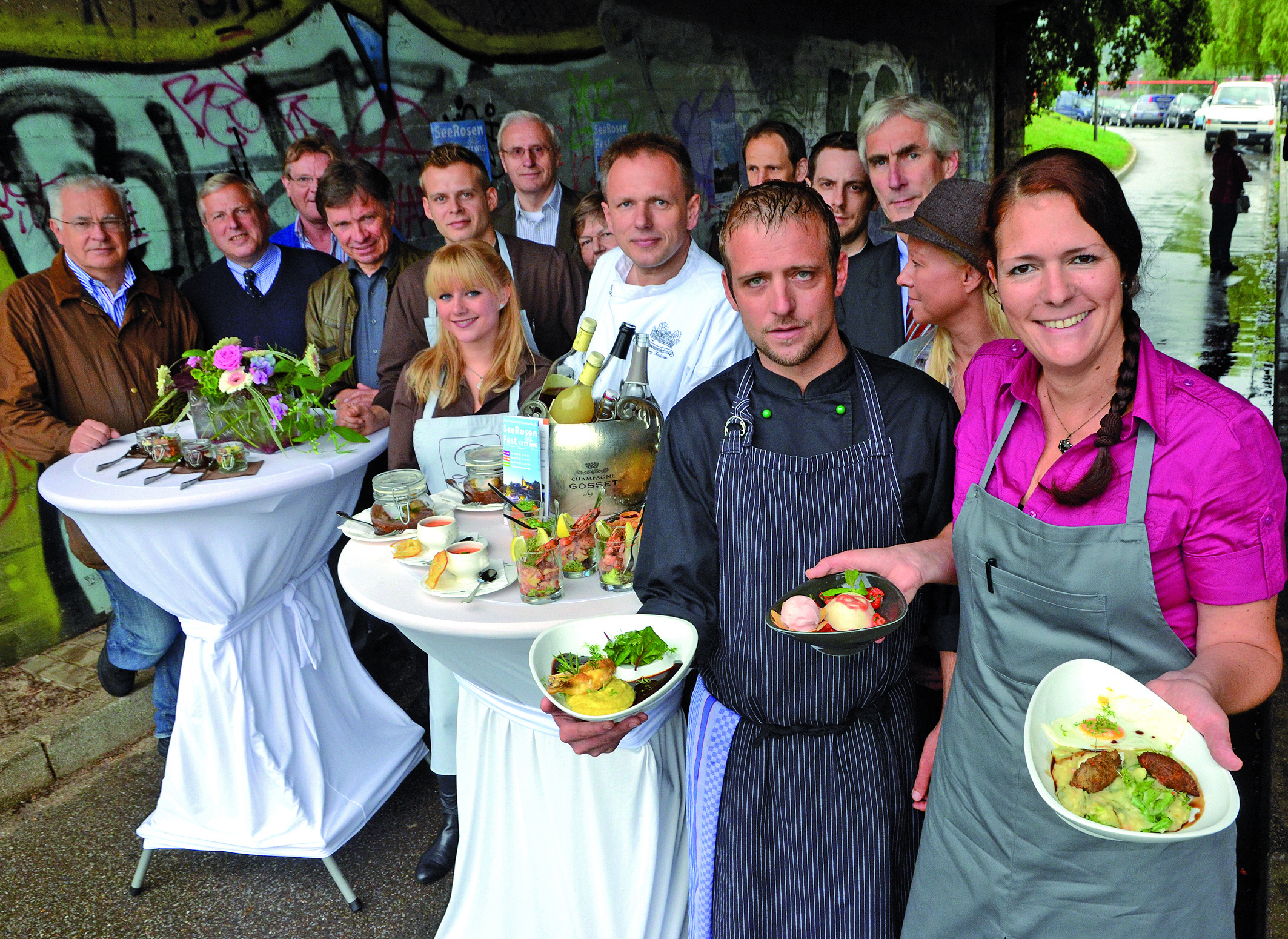 „Generalprobe“ ins Wasser gefallen: Als die Gastronomen die kulinarischen Genüsse für das Seerosenfest vorstellten, schüttete es. Das kann ja nur bedeuten, dass am Wochenende für all die Leckereien die Sonne scheint!
Kurier-Fotos: Bangert
