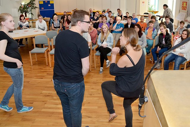 Spielszenen gehörten ebenfalls zum Programm der Brackeler Jugendforum-Premiere.