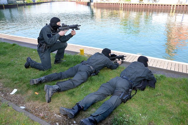 Am Hafen wird gezeigt, wie eine Geiselnahme beendet werden kann
