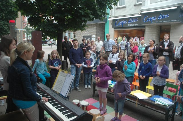 Die Kinder der Musikschule „Anastasia“ fanden ihr Publikum in der kleinen Marktstraße.