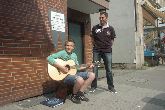 Tom war in diesem Jahr der einzige Solist. Er machte zum ersten Mal Straßenmusik, und das richtig toll!