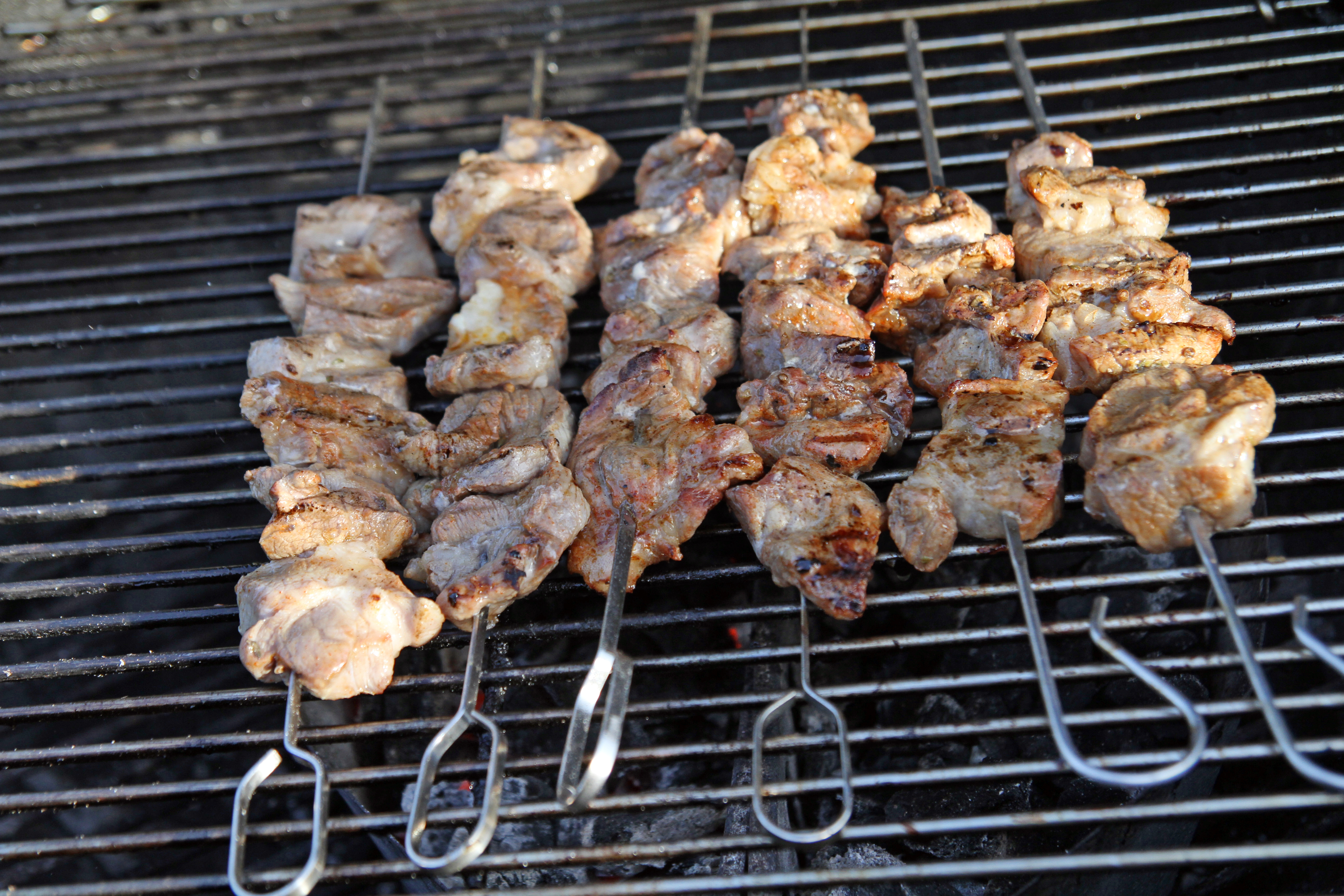 Das marinierte Nackenfleisch kann große Hitze ab, auch "Röstaromen" sind je nach Geschmacksvorlieben durchaus erwünscht.