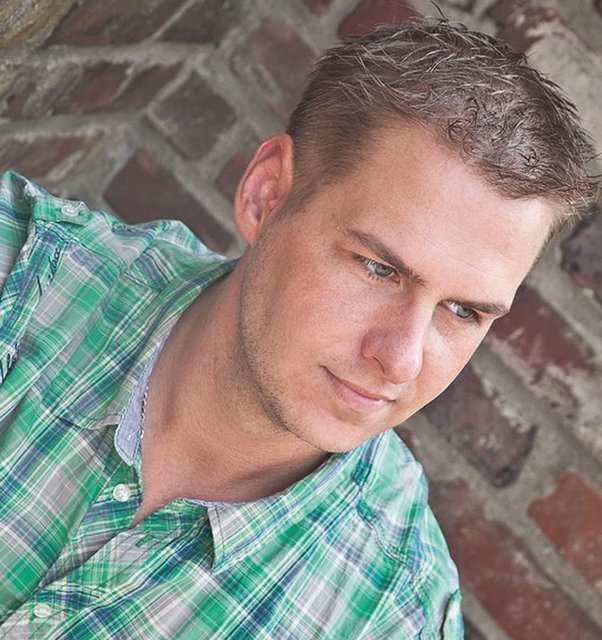 Marcel hängt im Sommer den Sommergedanken nach. Das zeigt auch sein nachdenklicher Blick. Immerhin: Mitkonkurrentin Tanja (s.o.) findet sein Foto schön und natürlich.