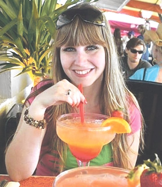 Svenja liebt im Sommer Cocktails - am besten zusammen mit netten Leuten. Als Rechtsfachwirtin ist sie täglich im Büro und für alle Sonnenstrahlen daher sehr dankbar.