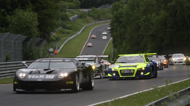 Der Duisburger Artur Deutgen beim Start des 3. Laufes der VLN auf der Nordschleife