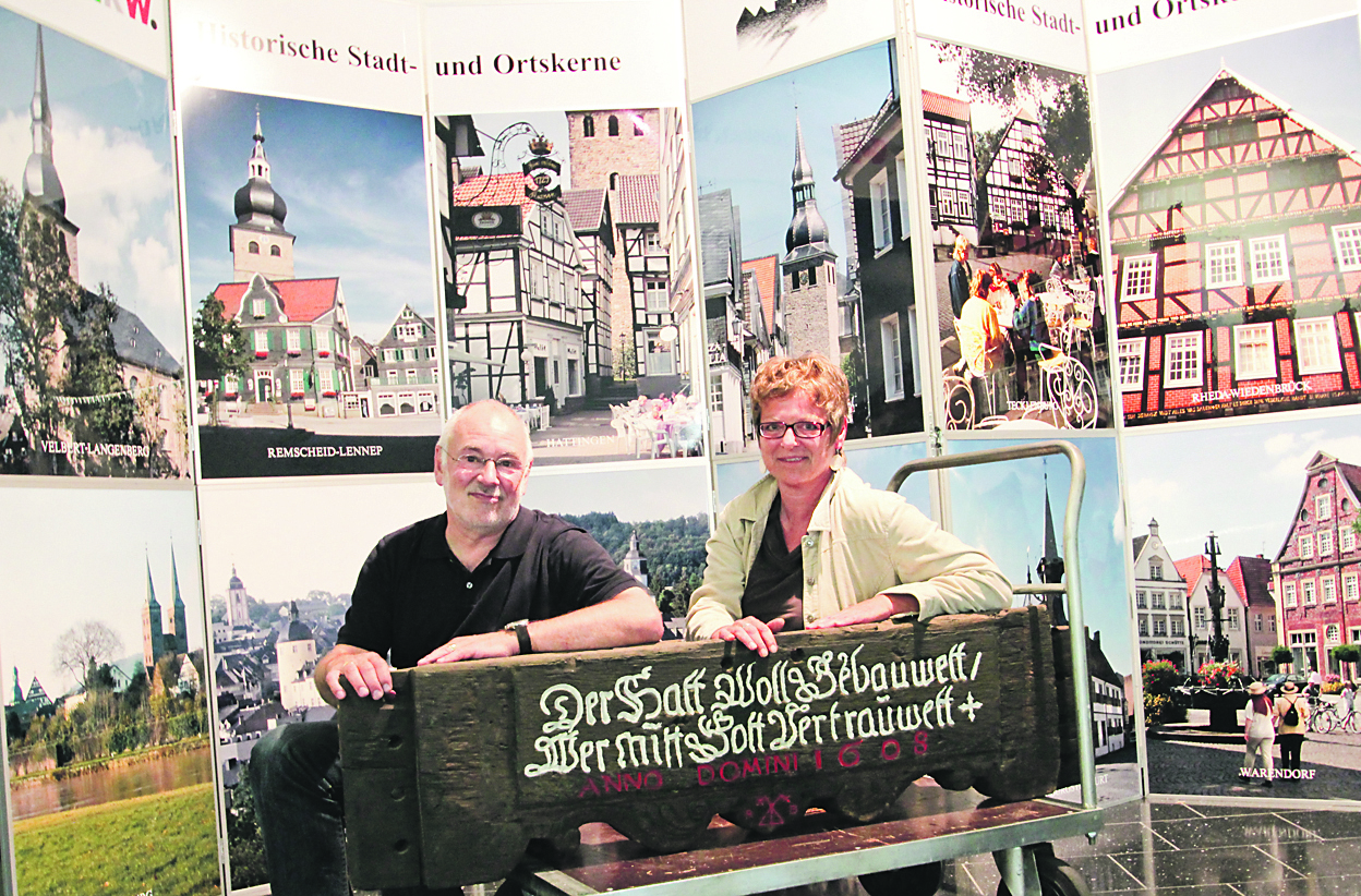 Walter Ollenik und Museumspädagogin Gudrun Schwarzer, die zur Ausstellung im Stadtmuseum ein umfangreiches Begleitprogramm zusammengestellt hat, vor einer der Ausstellungstafeln und mit einem Fachwerk-Holzbalken. Foto: Römer