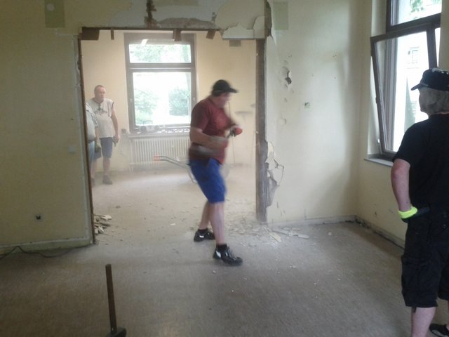 Diese Wand wird nicht mehr lange stehen.....