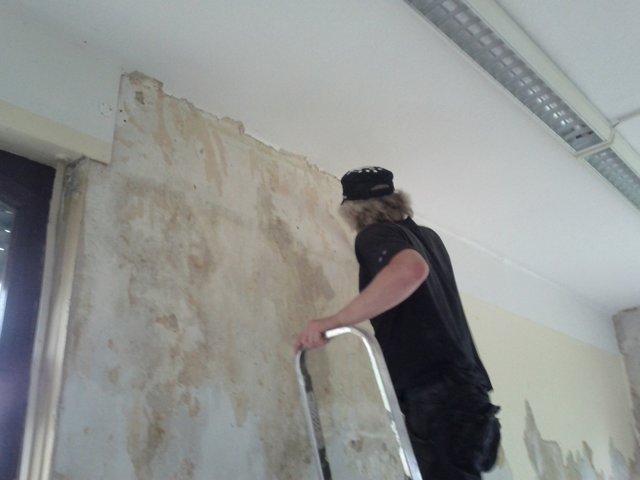 40 Jahre alte Tapeten kleben sehr fest.......