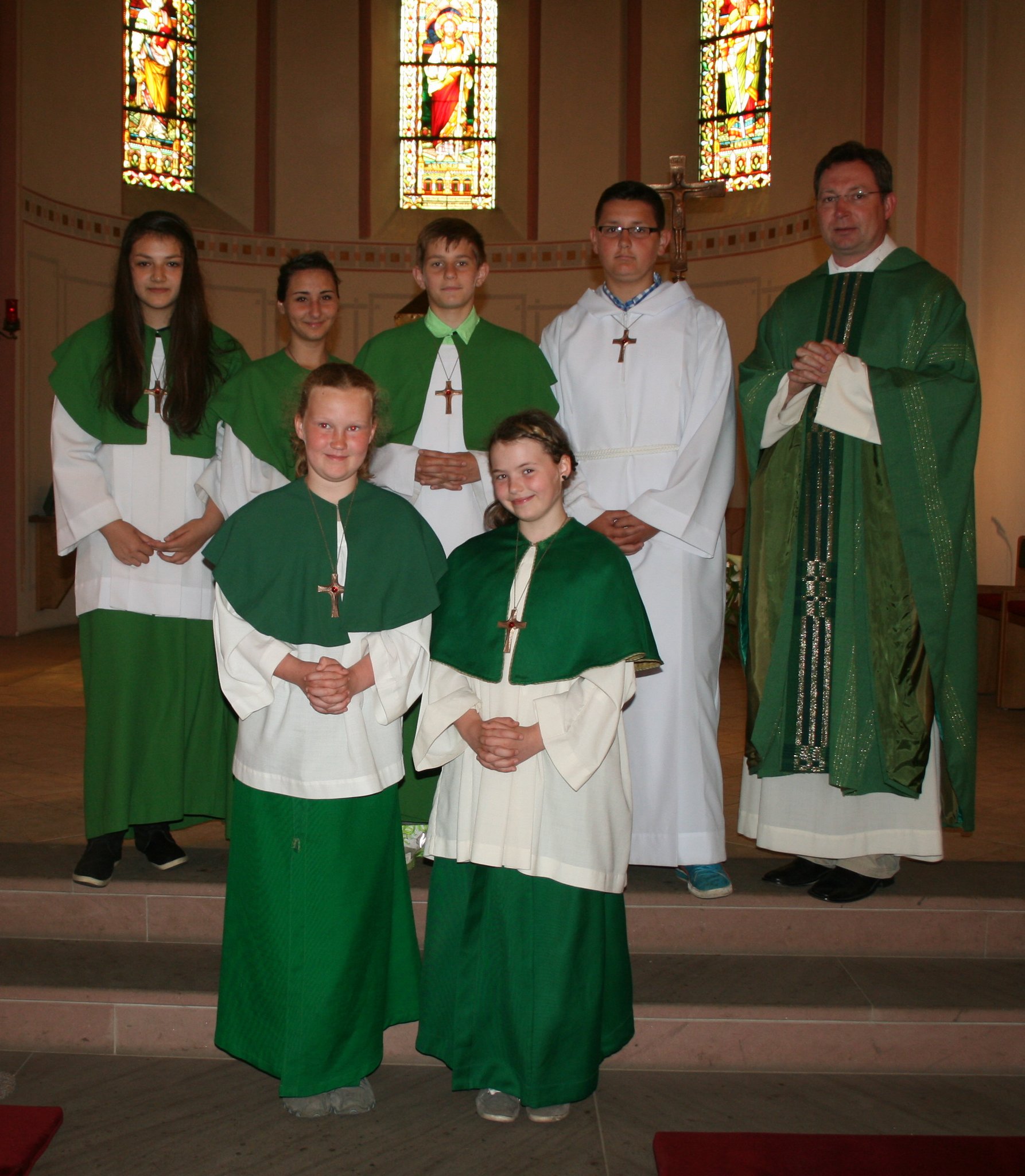 Neue Messdienerinnen in Wetter St. Peter