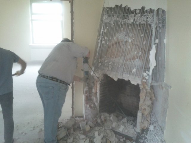 Der Kamin wird zerlegt