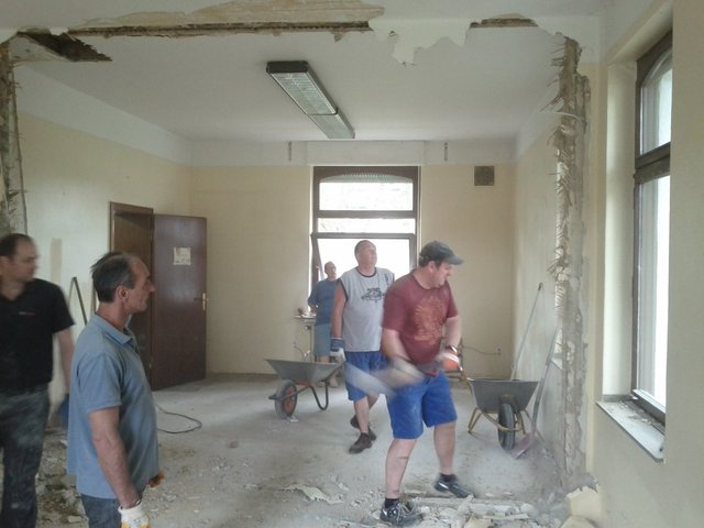 Reste der Wand werden weggeschlagen