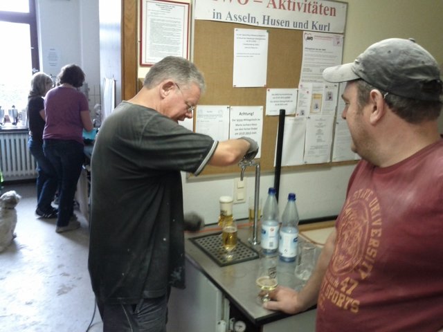 Nach der Arbeit (!) gab es Bier.....