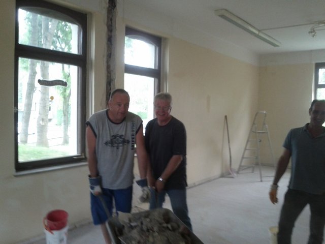 Die letzte Schubkarre voll Abbruchmaterial wird entsorgt