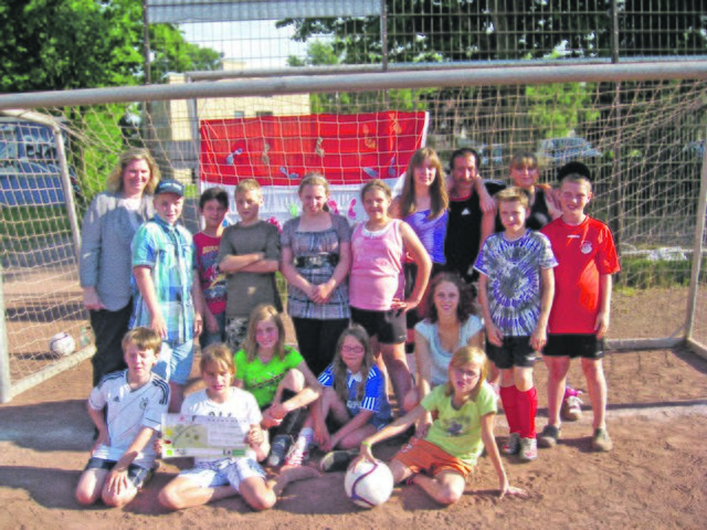 Kids und Betreuer trafen sich zur Vorbesprechung auf dem Sportplatz an der Lohrheidestraße,