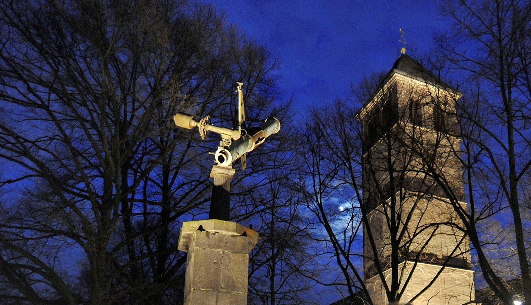 Das vermutlich einzige Denkmal weltweit für eine Sternwarte steht hier bei uns in Düsseldorf.