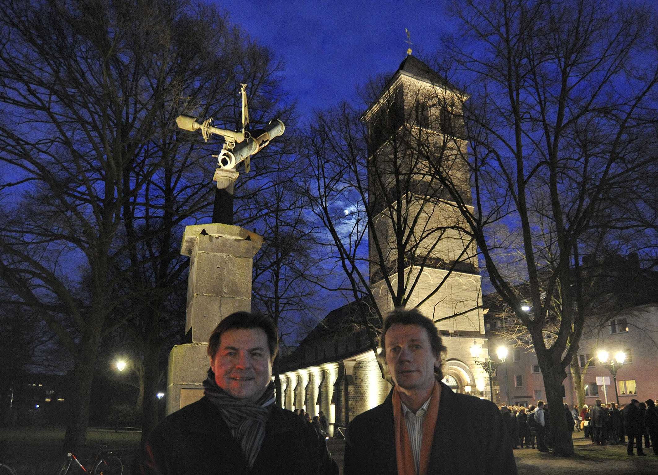 Nachts werden die Kirche und das Fernrohr illuminiert. Die Handwerksunternehmer Georg Eickholt und Uwe Isenbügel installierten die energiesparende LED-Beleuchtung.