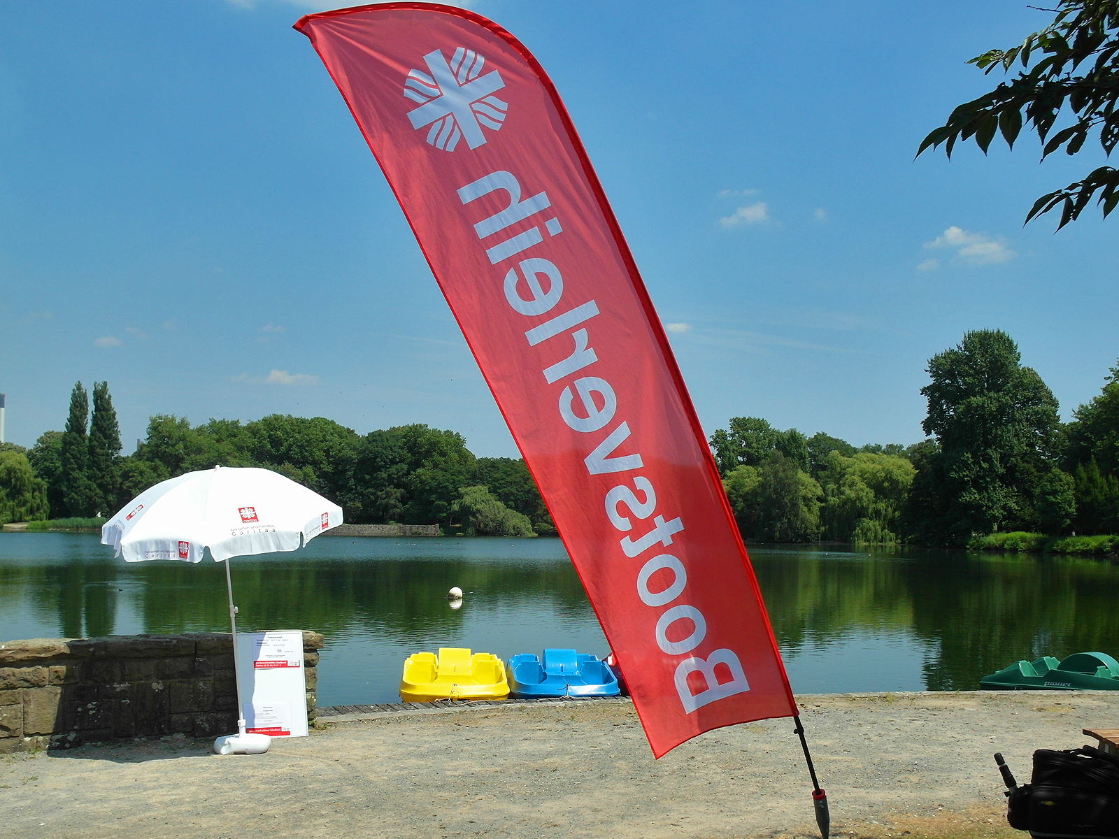 Vorzeitig abgebrochen wurde die Sommerferien-Aktion der Caritas wegen Vandalismus: Tretboot-Verleih auf dem Nordpark-Gewässer Foto: Kariger
