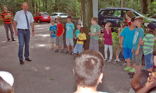 "Wer weiß denn, wie man Bürgermeister wird?" Mit dieser Frage wartete Ulrich Roland auch bei seinem Besuch auf dem "Heidhof" auf.